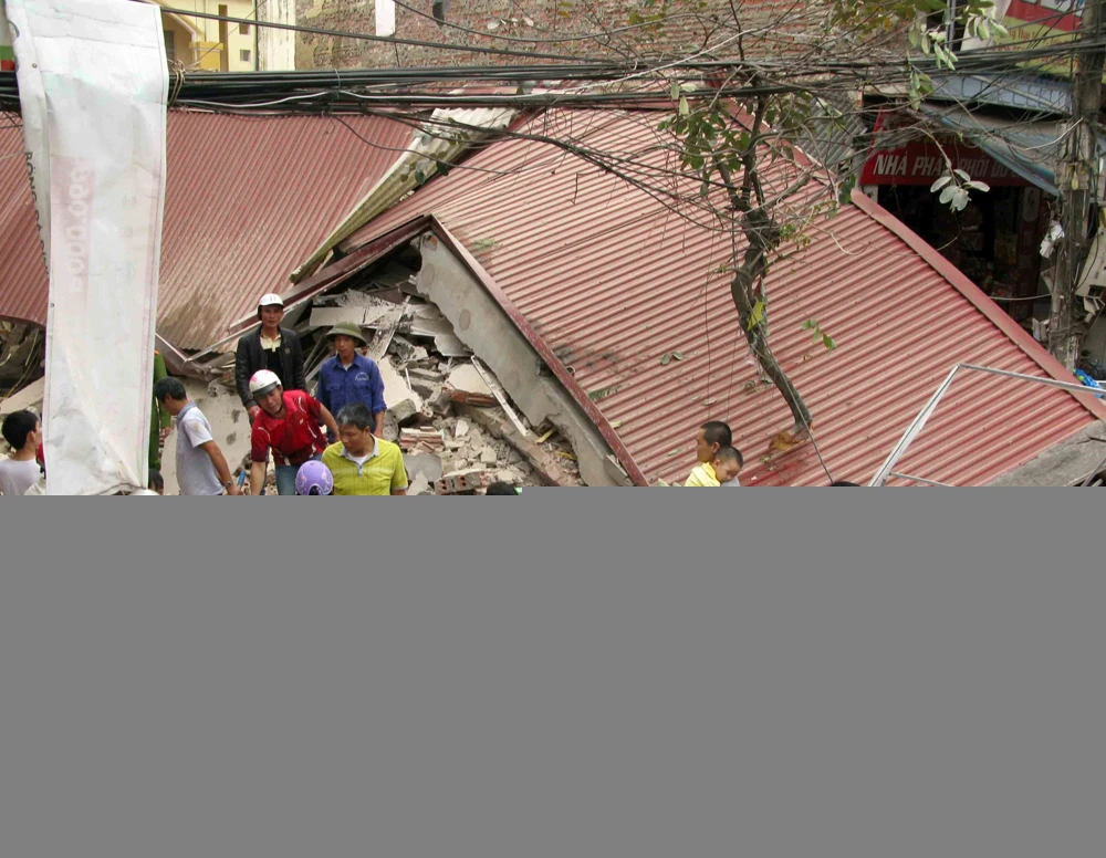 Hiện trường ngôi nhà 3 tầng bị đổ sập hoàn toàn. Ảnh Dương Trí-TTXVN