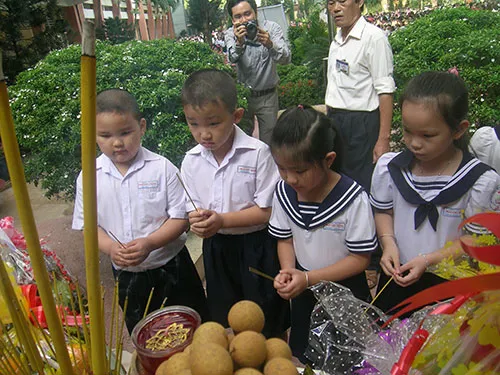 Chùm ảnh 50 năm thành lập trường và giỗ cụ Phan Chu Trinh ảnh 10 Chùm ảnh 50 năm thành lập trường và giỗ cụ Phan Chu Trinh ảnh 10