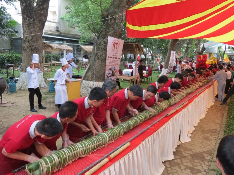 Bánh tét kỷ lục dài 26m tại Huế ảnh 2 Bánh tét kỷ lục dài 26m tại Huế ảnh 2