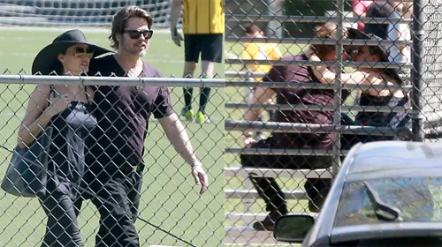 Trong những ngày chờ kết quả siêu âm, Angelina Jolie cùng chồng - Brad Pitt - tới xem trận bóng đá của hai cô con gái Shiloh và Zahara. Cô và Brad Pitt dành cho nhau nụ hôn tình tứ ngay bên lề sân bóng - điều mà họ hiếm khi làm nơi công cộng, ngoại trừ thảm đỏ. angie3-4521-1427186605.jpg