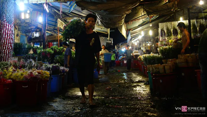 Chợ hoa đêm không ngủ ở Sài Gòn ảnh 3