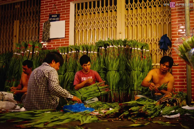 Chợ hoa đêm không ngủ ở Sài Gòn ảnh 7