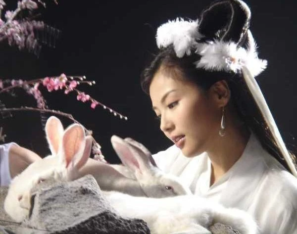 Lưu Đào hóa thân thành Hằng Nga tiên tử trong bộ phim truyền hình Phong thần bảng.