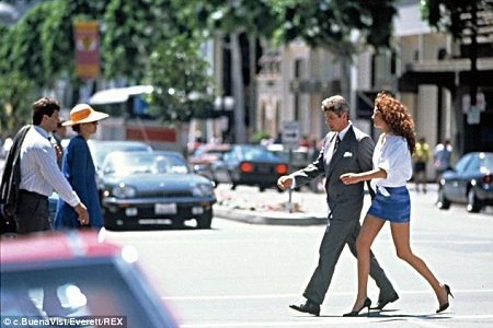 Ban đầu, kết thúc phim được xây dựng theo hướng thực tế, cay đắng.