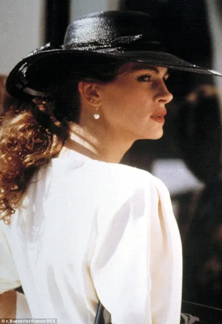 Trong kịch bản được xây dựng lại, Richard Gere trở thành chàng hoàng tử lịch lãm, nhân hậu.