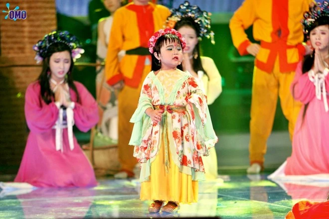 Cô bé nhận được nhiều tràng pháo tay cổ vũ khi trổ tài hát cải lương. f