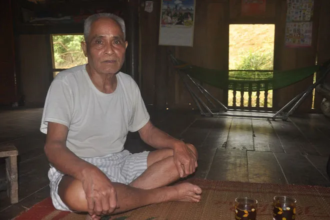 Ông Nguyễn Văn Muộn kể lại câu chuyện ly kỳ cho phóng viên.