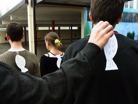 Pháp: TheoTime, ngày Cá tháng tư được gọi là Poisson d’Avril, còn ở Italy được gọi là Pesce d’Aprile. Theo truyền thống, học sinh thường dán bức tranh hình con cá lên lưng bạn mình và chờ phản ứng của bạn khi bị phát hiện. Pháp: Theo Time, ngày cá tháng tư được gọi là Poisson d’Avril, còn ở Italy được gọi là Pesce d’Aprile. Theo truyền thống, học sinh thường dán bức tranh hình con cá lên lưng bạn mình và chờ phản ứng của bạn khi bị phát hiện.