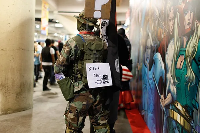 Scotland: Người Scotland thích trêu chọc nhau đến nỗi họ kéo dài ngày cá thêm một ngày nữa. Ngày 1-4 theo truyền thống là ngày săn chim Gowk. Vào ngày này, bạn làm một thông điệp được dán kín và gửi cho một người, nhờ được giúp đỡ. Nội dung thông điệp hướng dẫn người nhận truyền thông điệp đó cho một người khác, người này lại truyền cho người khác nữa, cứ thế chu trình tiếp diễn. Ngày thứ 2 là ngày Taily với rất nhiều câu chuyện cười và những mẩu giấy “Đá tôi đi” được dán vào lưng nhau. Scotland: Người Scotland thích trêu chọc nhau đến nỗi họ kéo dài ngày cá thêm một ngày nữa. Ngày 1/4 theo truyền thống là ngày săn chim Gowk. Vào ngày này, bạn làm một thông điệp được dán kín và gửi cho một người, nhờ được giúp đỡ. Nội dung thông điệp hướng dẫn người nhận truyền thông điệp đó cho một người khác, người này lại truyền cho người khác nữa, cứ thế chu trình tiếp diễn. Ngày thứ 2 là ngày Taily với rất nhiều câu chuyện cười và những mẩu giấy “Đá tôi đi” được dán vào lưng nhau.