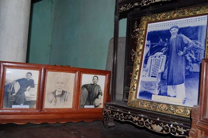 Di ảnh Đào Tấn (phải) được thờ tại nhà ông Đào Tụng Phi - Ảnh: H.V.M. Di ảnh Đào Tấn (phải) được thờ tại nhà ông Đào Tụng Phi - Ảnh: H.V.M.