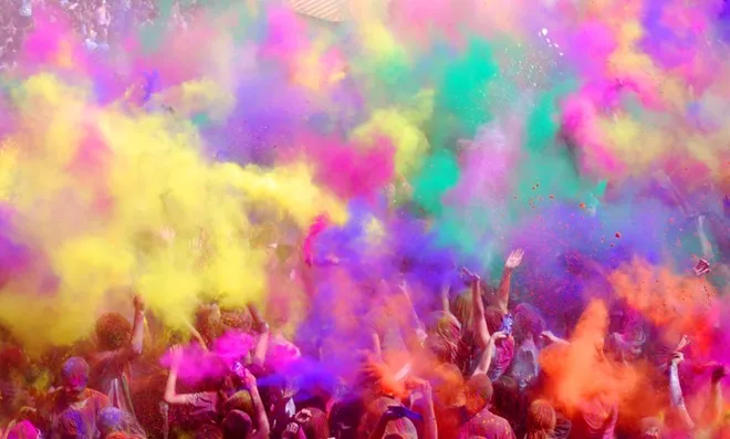 Ấn Độ: Lễ hội Holi, hay còn gọi là lễ hội sắc màu của người Ấn được tổ chức vào 31-3. Người dân có thể trêu đùa, ném bột màu vào người nhau, vẽ mặt và khắp người bằng màu nước để chào đón mùa xuân. Ấn Độ: Lễ hội Holi của người Ấn được tổ chức vào 31/3. Người dân có thể trêu đùa, ném bột màu vào người nhau, vẽ mặt và khắp người bằng màu nước để chào đón mùa xuân.