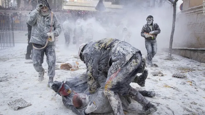 Tây Ban Nha: Ngày 28-2 được gọi là ngày Thánh vô tội, hoặc Childerma,s còn được tổ chức ở châu Mỹ Latinh. Người ta trêu đùa nhau, và nạn nhân không được giận dỗi vì những người đầu trò này được coi là vô tội. Thị trấn Ibi, Alicante thường tổ chức lễ hội Els Enfarinats, một trò đảo chính giả. Người ta ném bột và trứng vào người nhau trên khắp các đường phố. Những người đóng vai lính tráng chạy quanh thu thuế để làm từ thiện. Tây Ban Nha: Ngày 28/12 được gọi là ngày thánh vô tội hoặc Childermas còn được tổ chức ở châu Mỹ Latinh. Người ta trêu đùa nhau, và nạn nhân không được phép giận dỗi vì những người đầu trò này được coi là vô tội. Thị trấn Ibi, Alicante thường tổ chức lễ hội Els Enfarinats, một trò đảo chính giả. Người ta ném bột và trứng vào người nhau trên khắp các đường phố. Những người đóng vai lính tráng chạy quanh thu thuế để làm từ thiện.