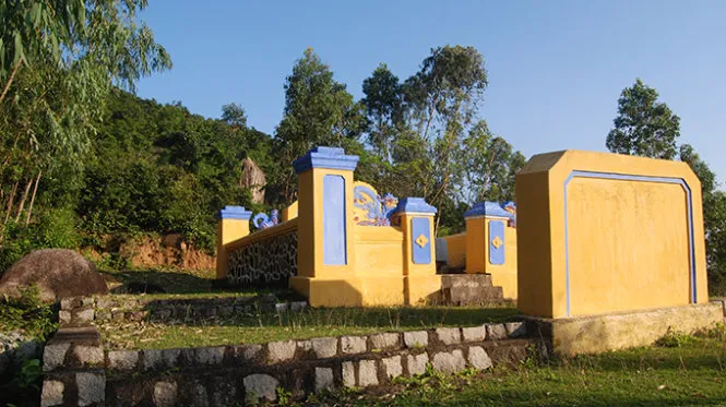 Mộ Đào Tấn ở sườn núi Huỳnh Mai (xã Phước Nghĩa, huyện Tuy Phước), cách làng Vinh Thạnh chừng hai cây số về hướng đông - Ảnh: H.V.M. Mộ Đào Tấn ở sườn núi Huỳnh Mai (xã Phước Nghĩa, huyện Tuy Phước), cách làng Vinh Thạnh chừng hai cây số về hướng đông - Ảnh: H.V.M.