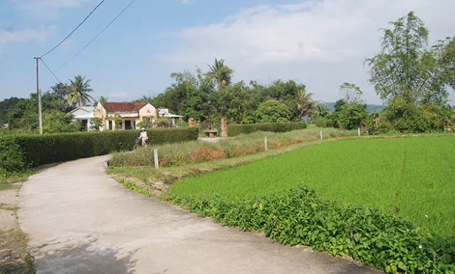 Khu vườn cũ của Đào Tấn ở làng Vinh Thạnh. Ngôi nhà ngói do ông Đào Tụng Phi - cháu gọi Đào Tấn là ông cố - xây để làm tự đường. Ngôi nhà được Đào Tấn gọi “Hương thảo thất” nằm ở lùm cây bên phải. Học bộ đình Vinh Thạnh nằm ở khu đất có bụi tre, đám ruộng kề bên chính là sân khấu nước của Đào Tấn - Ảnh: H.V.M. Khu vườn cũ của Đào Tấn ở làng Vinh Thạnh. Ngôi nhà ngói do ông Đào Tụng Phi - cháu gọi Đào Tấn là ông cố - xây để làm tự đường. Ngôi nhà được Đào Tấn gọi “Hương thảo thất” nằm ở lùm cây bên phải. Học bộ đình Vinh Thạnh nằm ở khu đất có bụi tre, đám ruộng kề bên chính là sân khấu nước của Đào Tấn - Ảnh: H.V.M.