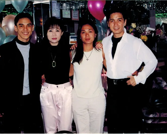 Vợ chồng Nguyễn Hưng - Thục Hiền chụp cùng hai con tại Canada cách đây hơn 10 năm. a