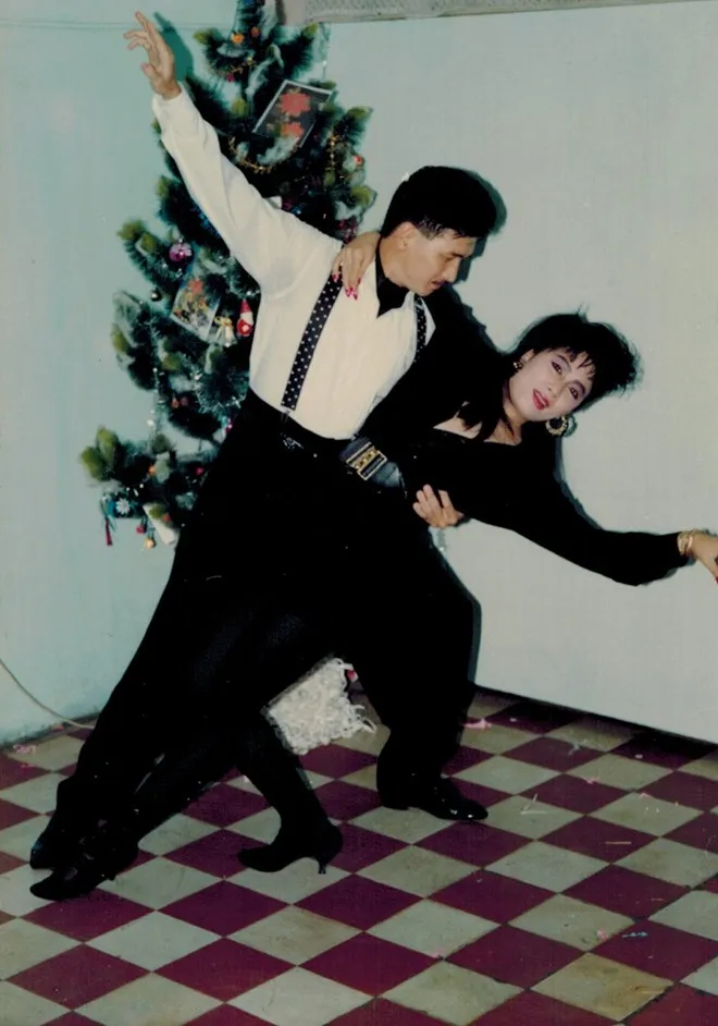 Nói về người bạn đời, Nguyễn Hưng cho biết đây là người chia sẻ, giúp đỡ anh rất nhiều trong cuộc sống lẫn nghệ thuật. a