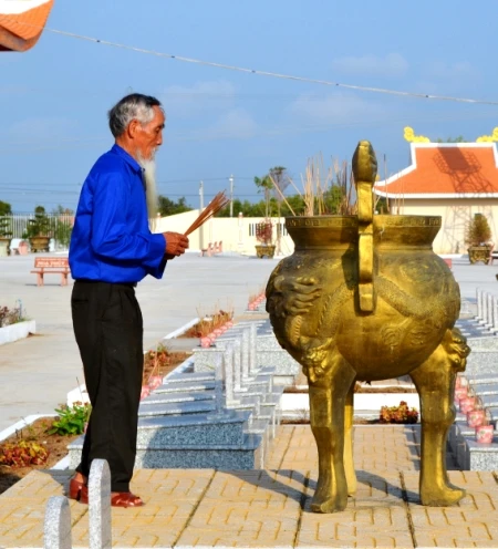 Cụ Hồ Ngọc Khiết thắp hương tại Nghĩa trang liệt sĩ huyện Năm Căn, Cà Mau.