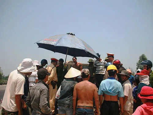 Rất nhiều người có mặt tại hiện trường theo dõi sự việc