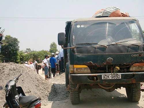 Chiếc xe tải đổ đất vùi lấp ông Thạnh vẫn nằm ở hiện trường