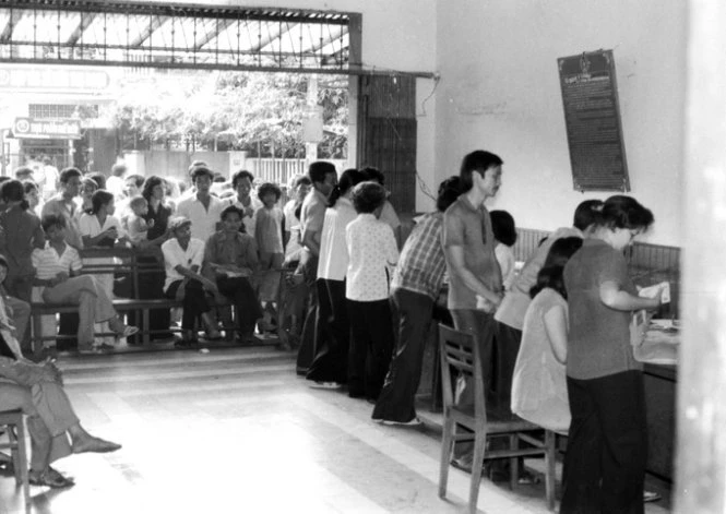 Người dân TP.HCM sốt ruột chờ mua gạo - Ảnh: Q.V. - tư liệu