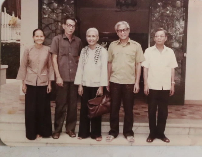 Bí thư Thành ủy Võ Văn Kiệt, bà Ba Thi và ông Lữ Minh Châu (đứng thứ hai, ba, tư từ phải sang) - Ảnh tư liệu của ông L.M.C.