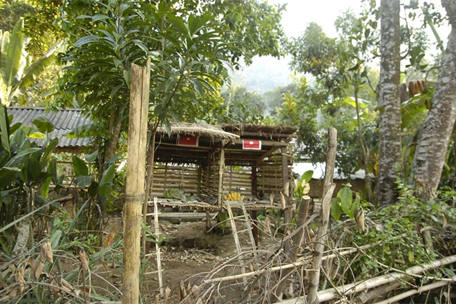 Chòi thờ bố mẹ vợ đã mất, đặt ngoài vườn của người Thái trắng.