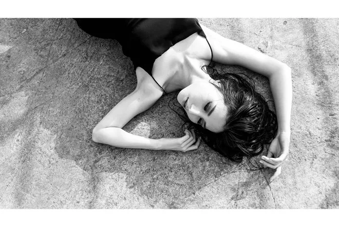 Bộ ảnh còn gây được ấn tượng mạnh mẽ bởi được chụp bằng điện thoại di động và không cần một hiệu ứng photoshop hay rửa ảnh nào. 