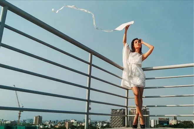 Bộ ảnh có tên gọi Tình yêu và Sài Gòn gồm các thiết kế đơn giản nhưng vô cùng tinh tế của Adrian Anh Tuấn. “Tôi chú trọng sự tinh tế từ chất liệu đến những đường gấp chân váy, đăng ten, họa tiết, nút đơm, sao cho tổng thể thiết kế mang lại sự hài hòa và có hồn nhất”, nhà thiết kế trẻ cho hay.