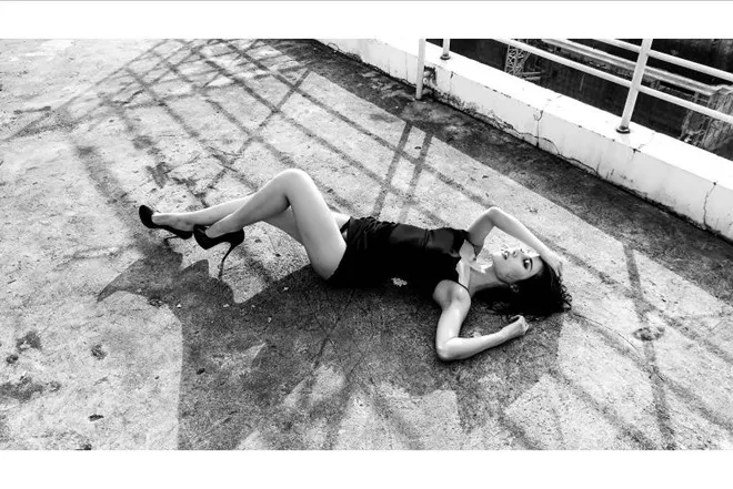  Vượt lên trên kỹ thuật cắt may, chất liệu, màu sắc…, chính tình yêu và cảm hứng tôn vinh vẻ đep của người phụ nữ, của cuộc sống là cốt lõi làm nên bộ sưu tập của Adrian Anh Tuấn.