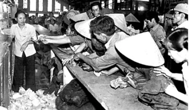 Một cảnh chen chúc mua hàng ở cửa hàng thực phẩm thời bao cấp - Ảnh tư liệu