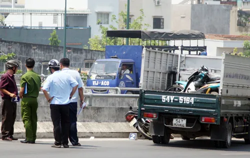 Chiếc ôtô của tổ trật tự đô thị và xe máy của người tình nghi cướp giật. Ảnh: An Nhơn