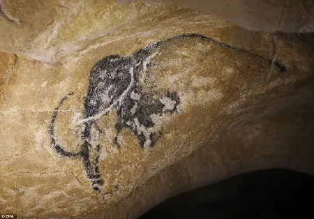 Những bức vách trong hang động nhân tạo đã tái hiện 1.000 bức vẽ giống hệt bản gốc.