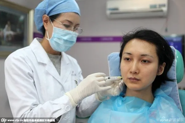 Ngày 14/8/2014, trong buổi họp báo được tổ chức tại Quảng Châu, Lưu Đình đã chia sẻ thần tượng của mình là người đẹp chuyển giới Hàn Quốc Harisu. Tháng 10/2014, chàng thanh niên 28 tuổi tiến hành những ca phẫu thuật đầu tiên. Ca phẫu thuật kéo dài hơn 5 tiếng đồng hồ. 