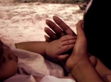 Những đứa trẻ rời xa vòng tay mẹ