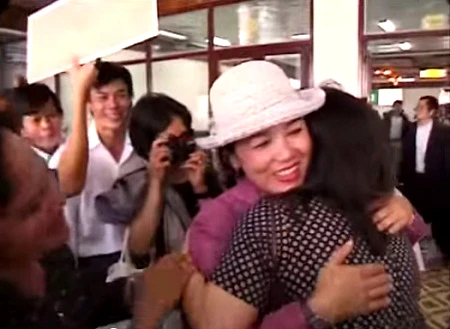 Hình ảnh trong&nbsp;“Người con gái Đà Nẵng” (2002) - Heidi (phải) và người mẹ ruột - bà Mai Thị Kim