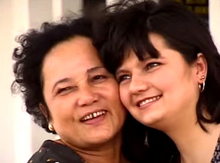 Hình ảnh trong&nbsp;“Người con gái Đà Nẵng” (2002) - Heidi (phải) và người mẹ ruột - bà Mai Thị Kim