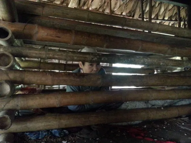 Bà Quyền đang ở trong chiếc cũi. Bà Quyền đang ở trong chiếc cũi .