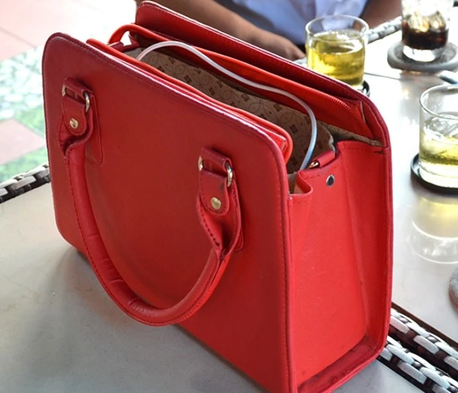 Túi xách tang vật. Ảnh: CTV.