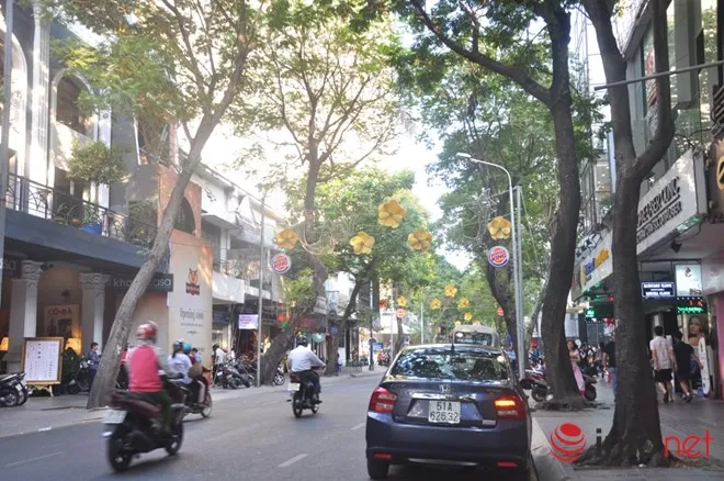 Với hơn 1 thế kỷ hình thành và phát triển, đường Đồng Khởi nằm ở phường Bến Nghé,Q1 được mệnh danh là một trong những con đường xưa nhất và nổi tiếng nhất TP. Hồ Chí Minh. Đường có chiều dài 630m bắt đầu từ công trường Công Xã Paris cho đến đường Tôn Đức Thắng.