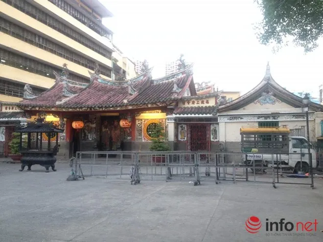 Miếu Nhị Phủ hay còn gọi là chùa ông Bổn tọa lạc tại 264 đường Hải Thượng Lãn Ông (phường 14, Q.5). Miếu Nhị Phủ được lập nên do sự đóng góp của người Hoa gốc ở hai phủ Tuyền CHâu và Chương Châu (Phúc Kiến, Trung Quốc). Từ khi thành lập cho đến nay, miếu Nhị Phủ đã qua ba lần trùng tù lớn vào những năm 1875,1901 và 1990. Nơi đây được đánh già là một trong những ngôi chùa miếu, có lịch sử lâu đời nhất của người Hoa ở TP. Hồ Chí Minh. Bên cạnh giá trị về nghệ thuật điêu trúc, hiện vật cổ nơi đây còn có một giá trị về tín ngưỡng là nơi quy tụ và tương trợ lẫn nhau của bà con người Hoa gốc Phúc Kiến.