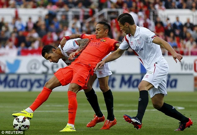 Neymar lập công sau pha sút phạt tuyệt đẹp