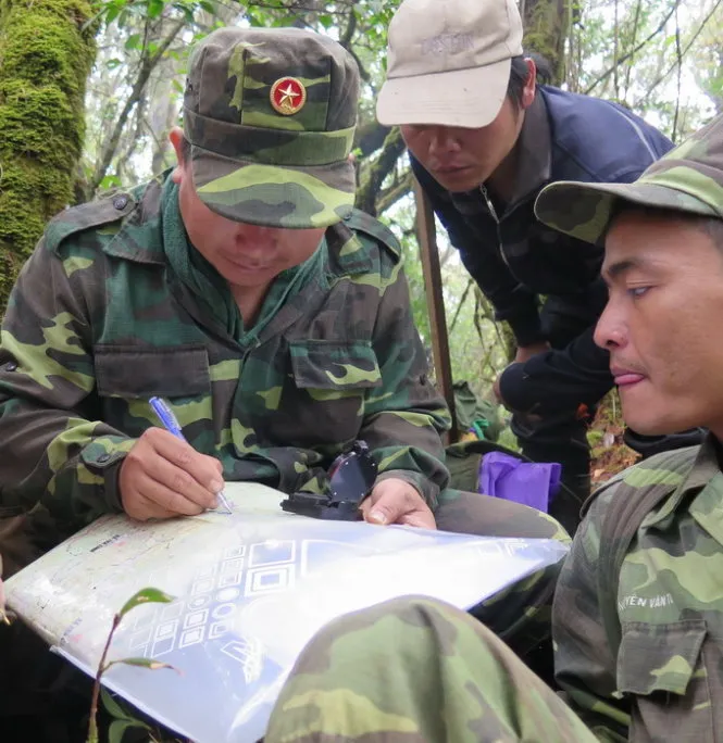 Đo độ cao, chấm tọa độ để tìm đường lên đỉnh - Ảnh: Tấn Vũ Đo độ cao, chấm tọa độ để tìm đường lên đỉnh - Ảnh: Tấn Vũ