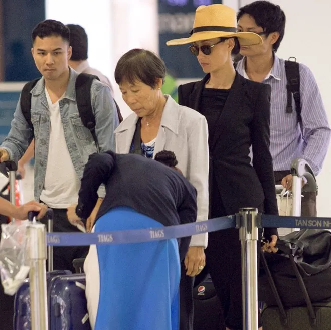 Maggie Q và mẹ xếp hàng như những hành khách bình thường. Đây là lần thứ 3 cô trở về quê hương. Maggie Q mặc sành điệu khi đến TP HCM