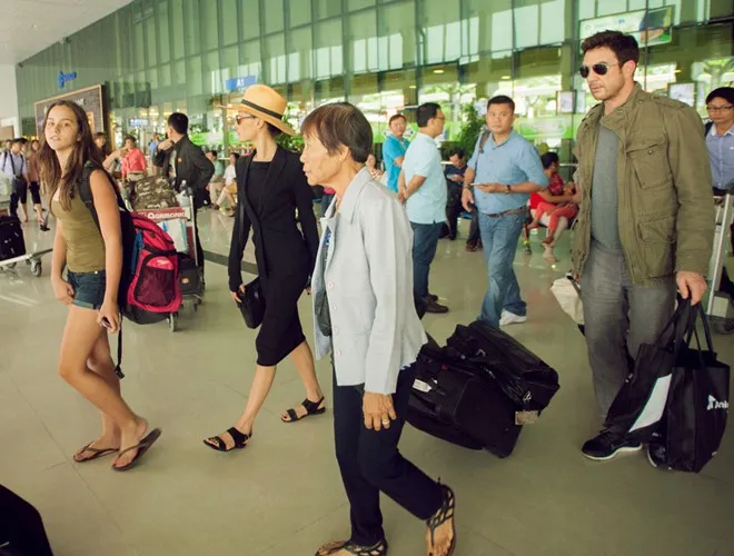 Đi cùng nữ diễn viên nổi tiếng là mẹ ruột và vị hôn phu - nam diễn viên Dylan Mc Dermott. Bà Catherine Hong mới tiết lộ, con gái và vị hôn phu điển trai sẽ kết hôn vào tháng 9 hoặc tháng 10 trên bãi biển Honulunu xinh đẹp. Maggie Q mặc sành điệu khi đến TP HCM