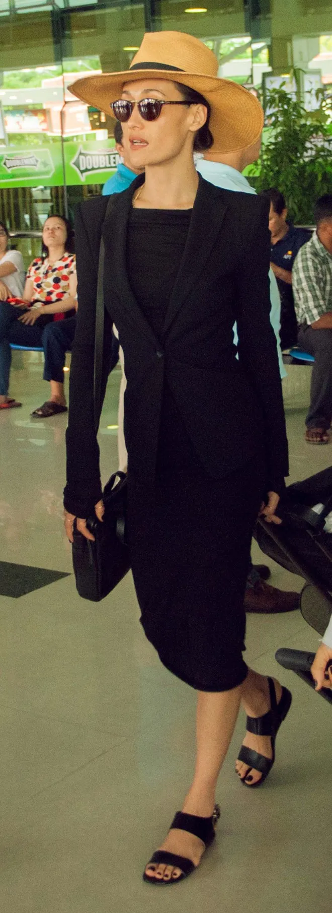 17h ngày 11-4, Maggie Q xuất hiện tại cổng thường sân bay Tân Sơn Nhất. Nữ diễn viên gốc Việt diện trang phục thanh lịch, nón rộng vành quen thuộc như mọi khi. Cô có 3 ngày làm việc tại TP.HCM với tư cách đại sứ thiện chí toàn cầu của tổ chức bảo vệ động vật hoang dã WildAid. Maggie Q mặc sành điệu khi đến TP HCM