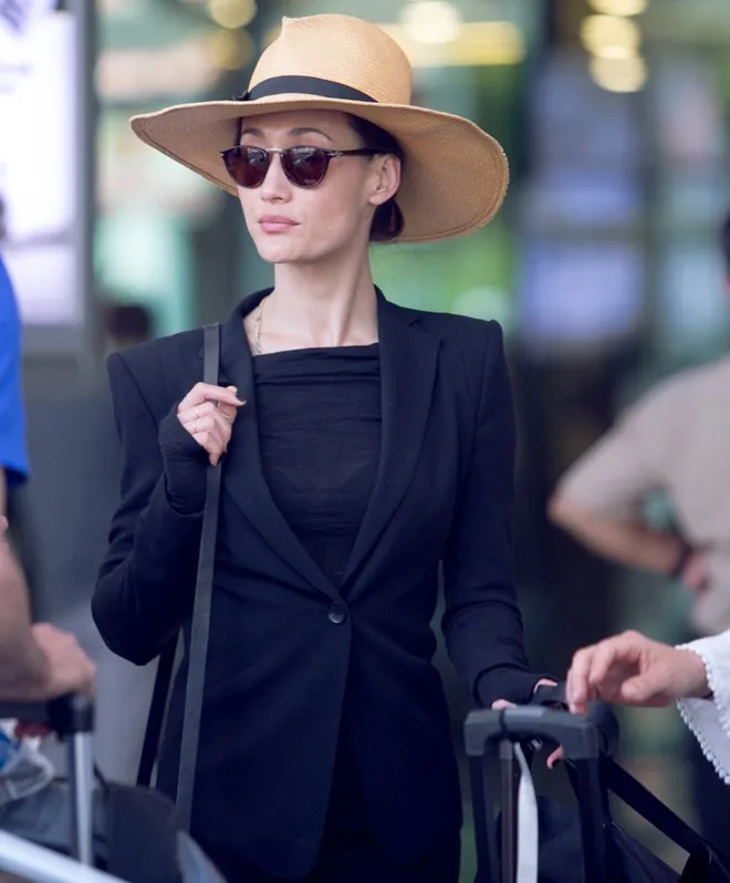 Theo lịch trình từ ban tổ chức, nữ diễn viên có buổi gặp gỡ, giao lưu nghệ sĩ Việt trong đêm gala 12-4. Ngày 13-4, cô có chuyến thăm địa đạo Củ Chi cùng người thân trong gia đình. Maggie Q mặc sành điệu khi đến TP HCM