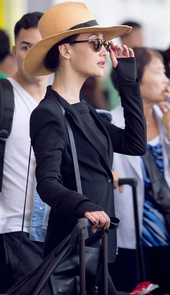 Bên cạnh lịch làm việc dày đặc, cô và gia đình cũng tranh thủ thưởng thức những món ăn dân dã ở Sài thành. Maggie Q mặc sành điệu khi đến TP HCM