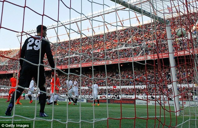 Barca chấp nhận kết quả hòa 2-2 cay đắng tại Sanchez Pizjuan