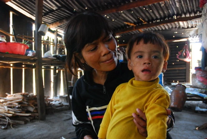 Đinh Nay Huỳnh và Thương - đứa trẻ đã được bà cứu sống - Ảnh: B.D.