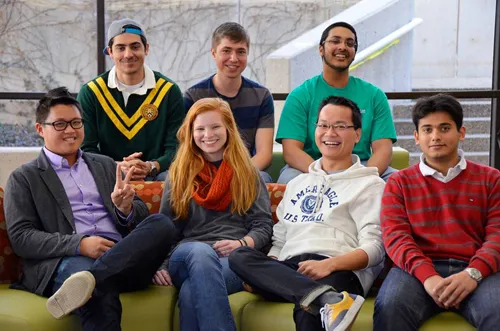 Từ năm 2 đại học, Quang Thông đã được trung tâm hỗ trợ sinh viên của đại học Texas-Dallas thuê để dạy thêm Toán, Vật lý cho những sinh viên cần hỗ trợ khác. Trong ảnh, Thông (áo trắng) và các "gia sư"khác của trung tâm. Ảnh:NVCC. nam-sinh-Viet-duoc-hoc-bong-ti-5417-7056